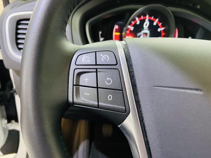 Volvo V40 2.0 T2 Momentum - 2019 - Gasolina